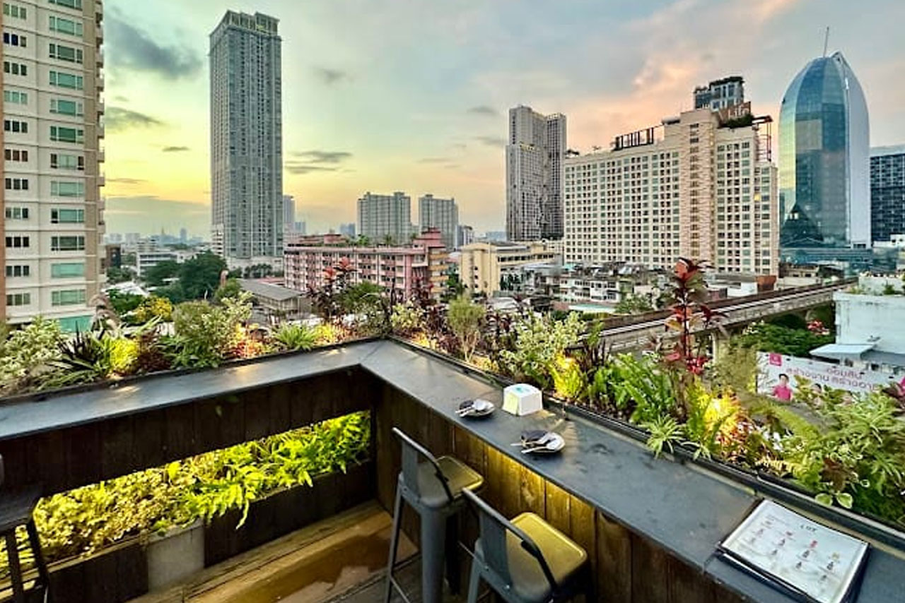 Loy High 9th Floor rooftop bar in Ari / Saphan Kwai, Bangkok