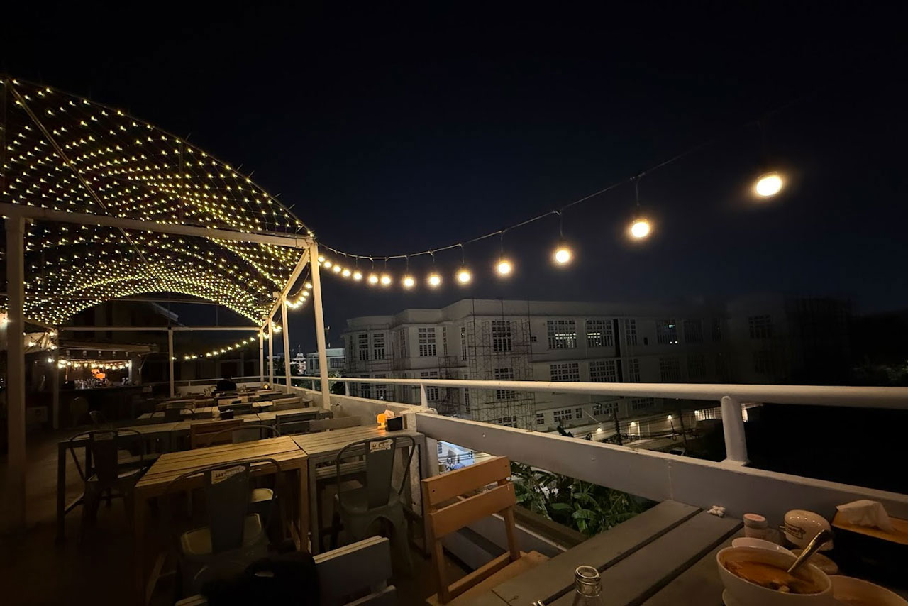 Phra Nakhon Bar & Gallery rooftop bar in Khao San / Phra Nakhon, Bangkok